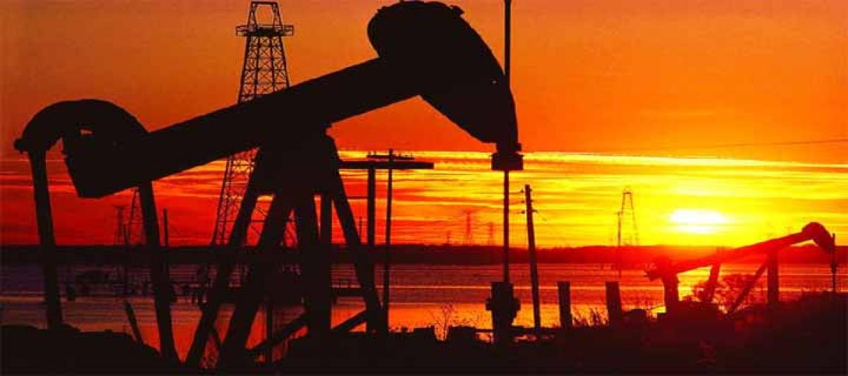 Oil prices plunge amid strong US dollar